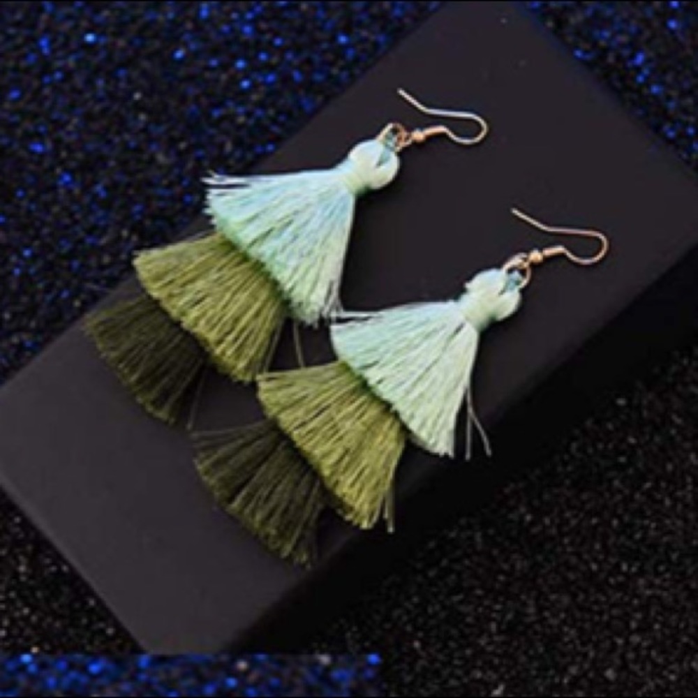 💋4/$25💋 ❤️Tiered Tassel Earrings (green/teal)❤️